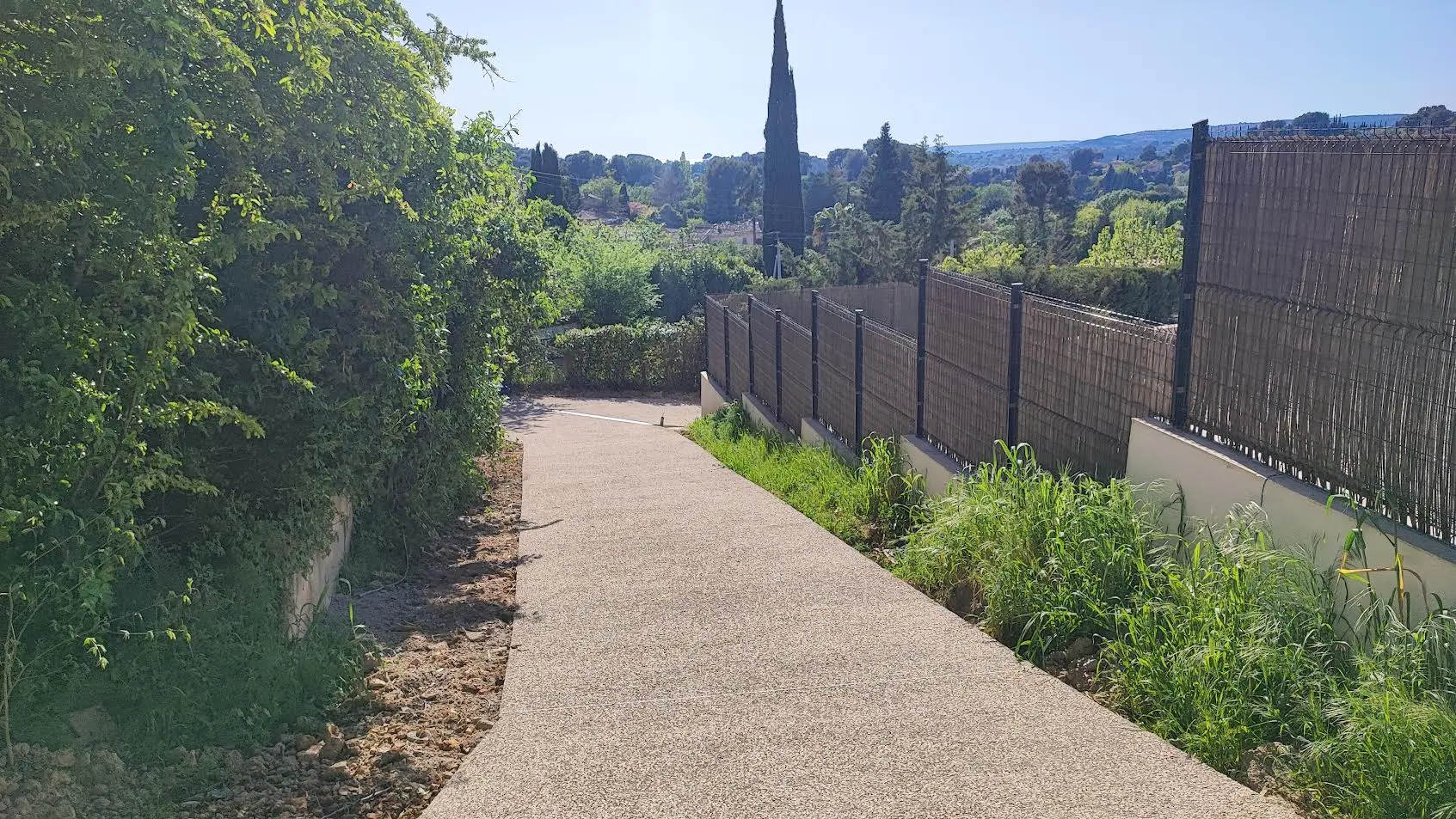Mise en place de béton désactivé sur allée d'accès et terrasse d'une villa privée — Allauch, Bouches-du-Rhône