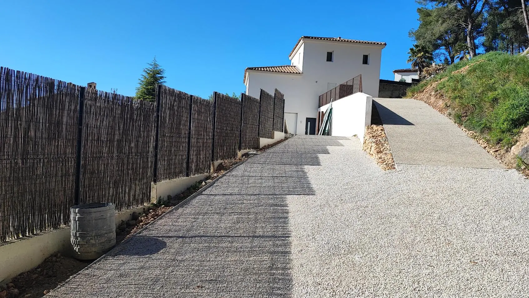 Mise en place de béton désactivé sur allée d'accès et terrasse d'une villa privée — Allauch, Bouches-du-Rhône