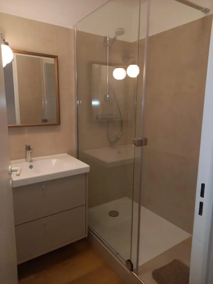 Création d'une cuisine moderne ouverte sur le salon