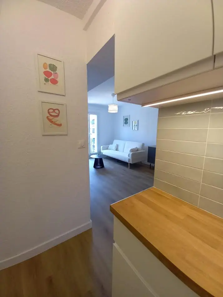 Aménagement de l'espace de vie décloisonné et lumineux