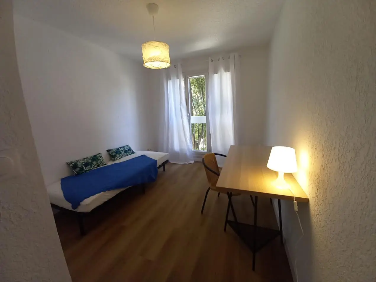 Vue du salon moderne après travaux de rénovation