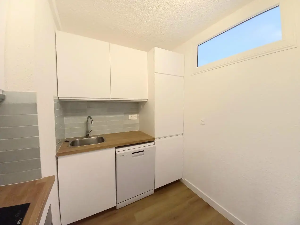 Détail de l'îlot central fonctionnel dans l'appartement