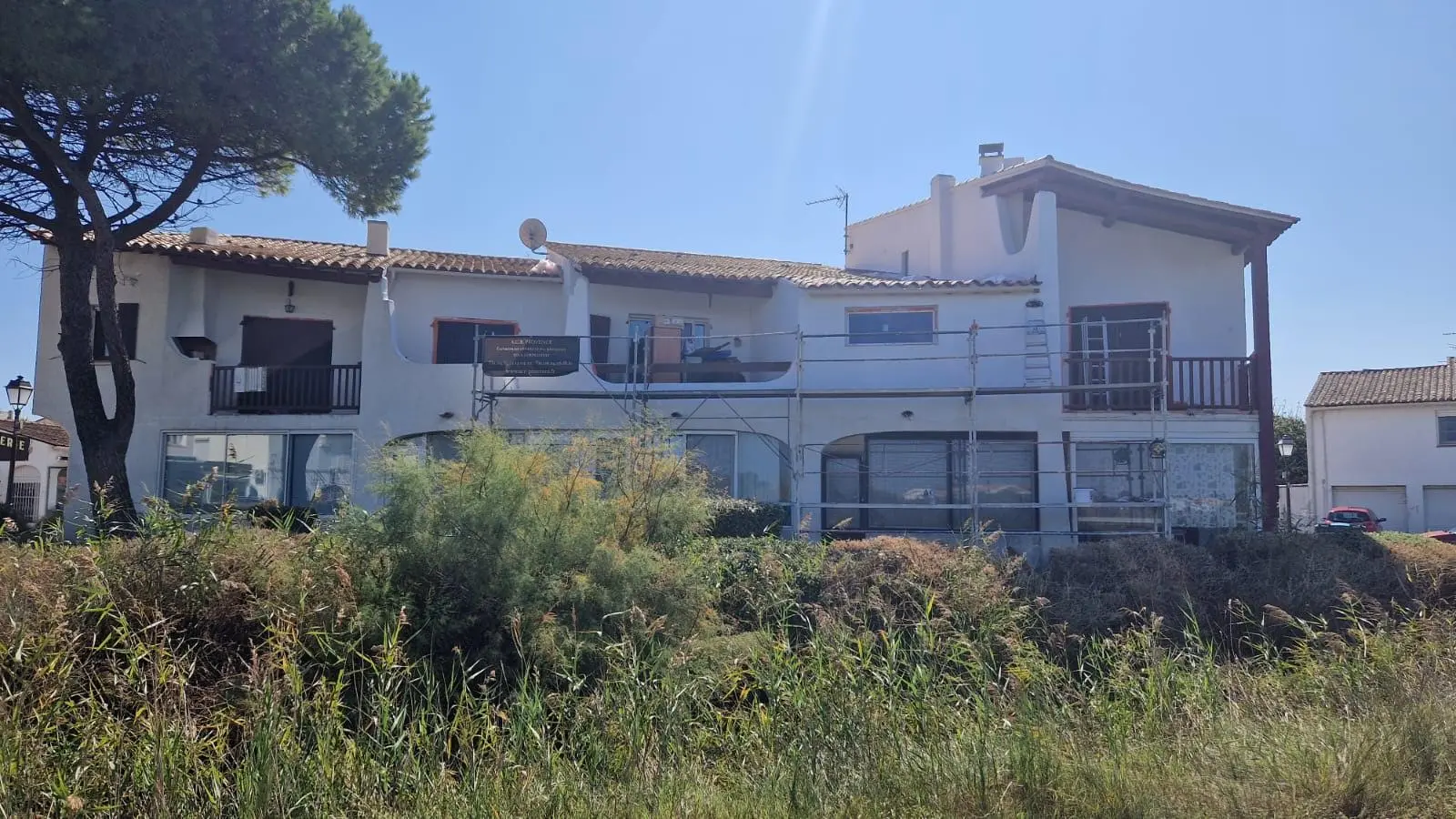 Préservation de l'architecture locale, arcades et terrasses couvertes à Arles