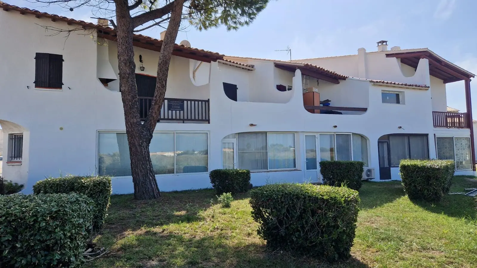 Application d'un enduit clair et lumineux sur l'immeuble