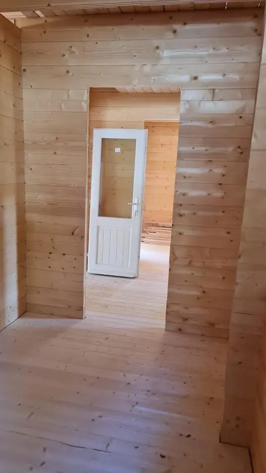 Terrasse couverte avec piliers en bois massif