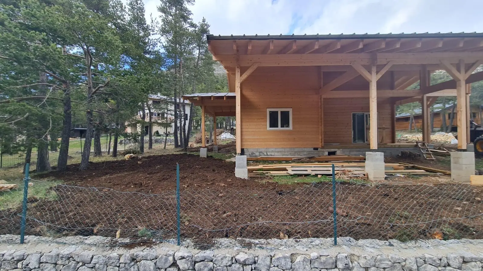 Rendu final du chalet en bois dans l'arrière-pays