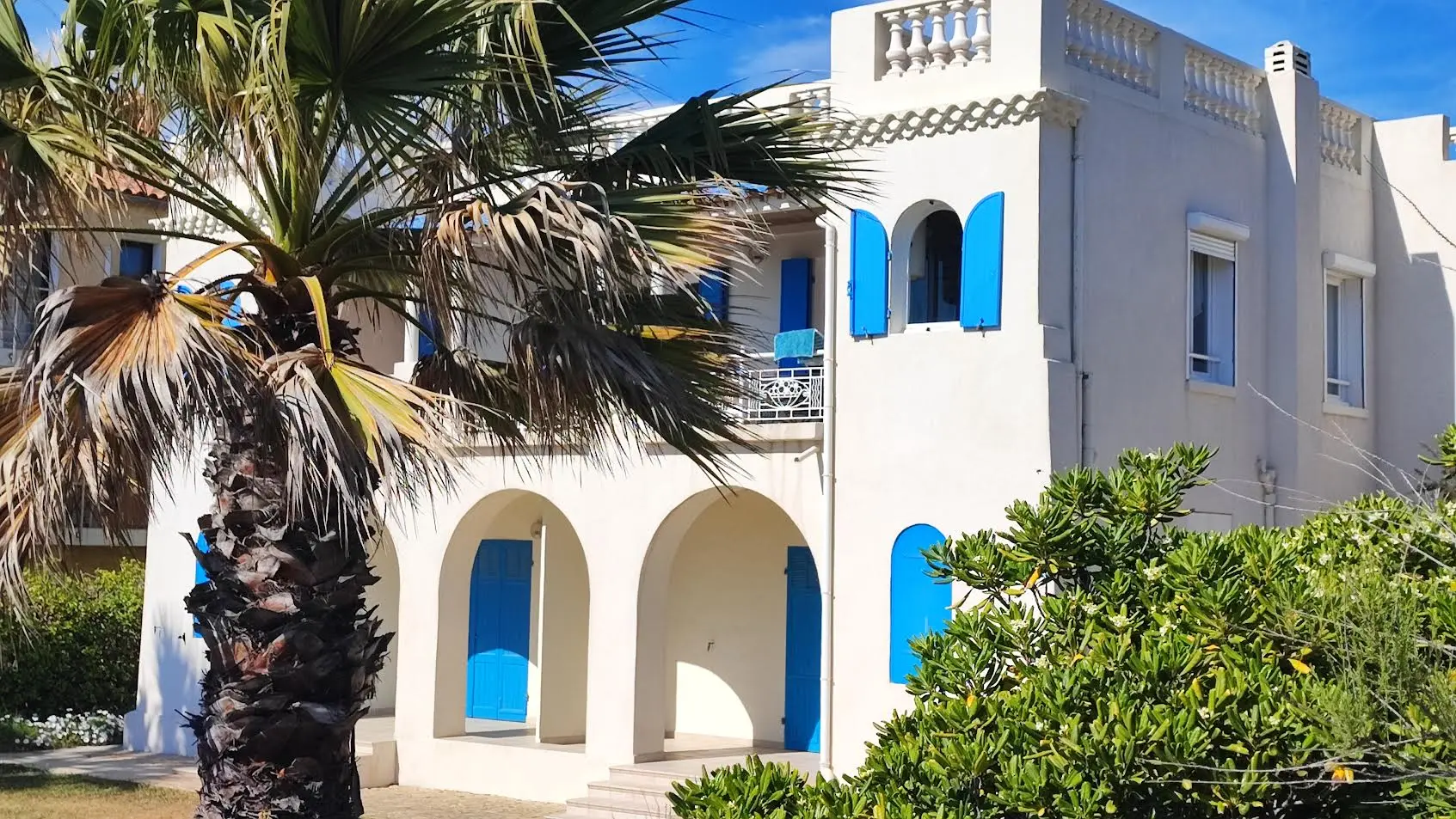 Rénovation de la façade bleu et blanc d'une villa en forme de château — Saint-Cyr-sur-Mer, Var