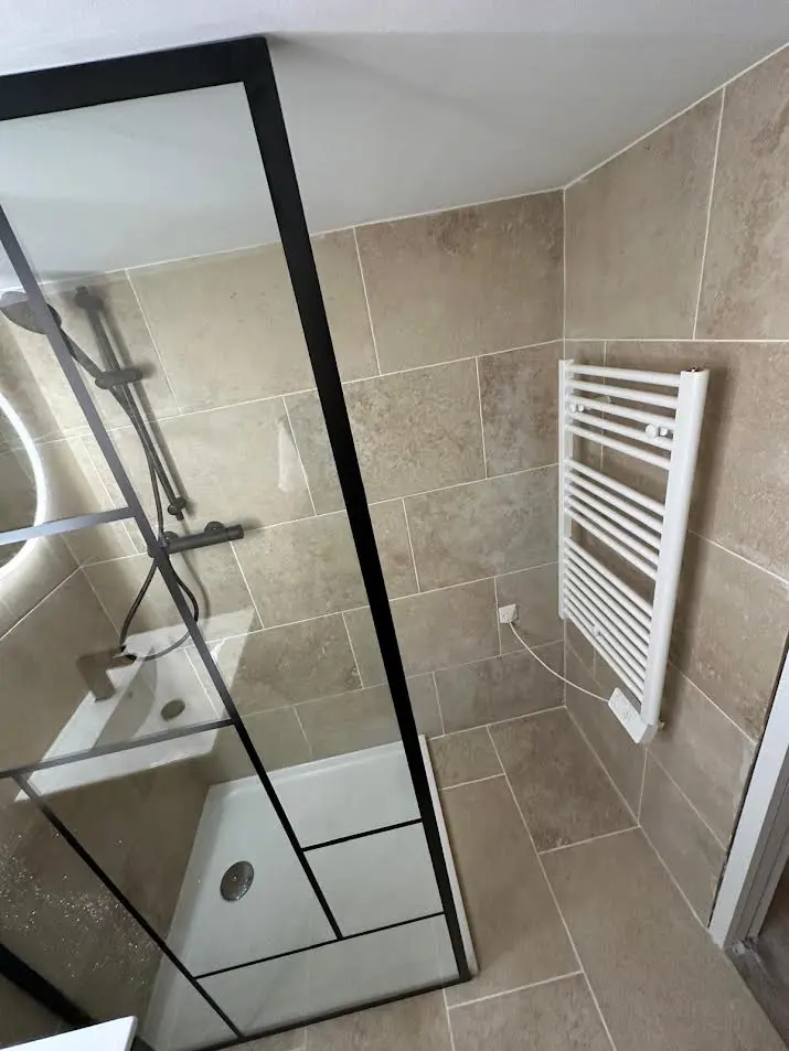 Finitions soignées de la salle de bain