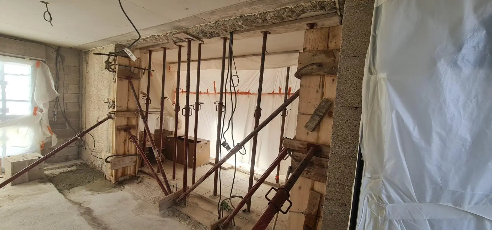 Intégration de grandes baies vitrées en aluminium