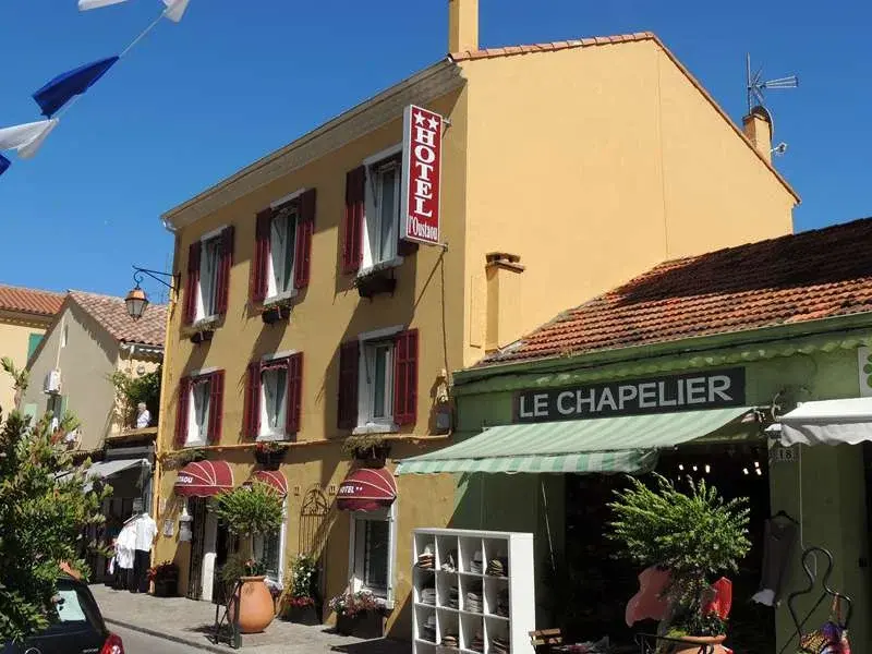 Ravalement de façade d'un hôtel de charme au Lavandou avec peinture ocre