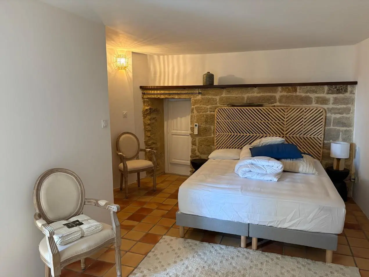 Rénovation chambre chaleureuse dans une maison varoise