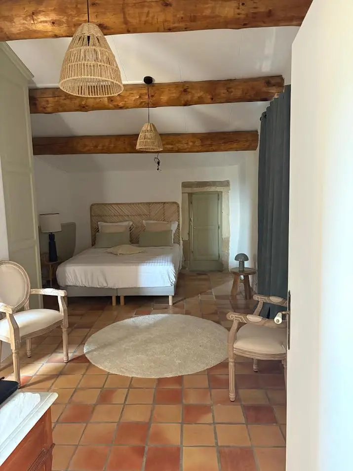 Aménagement d'une deuxième chambre avec poutres apparentes