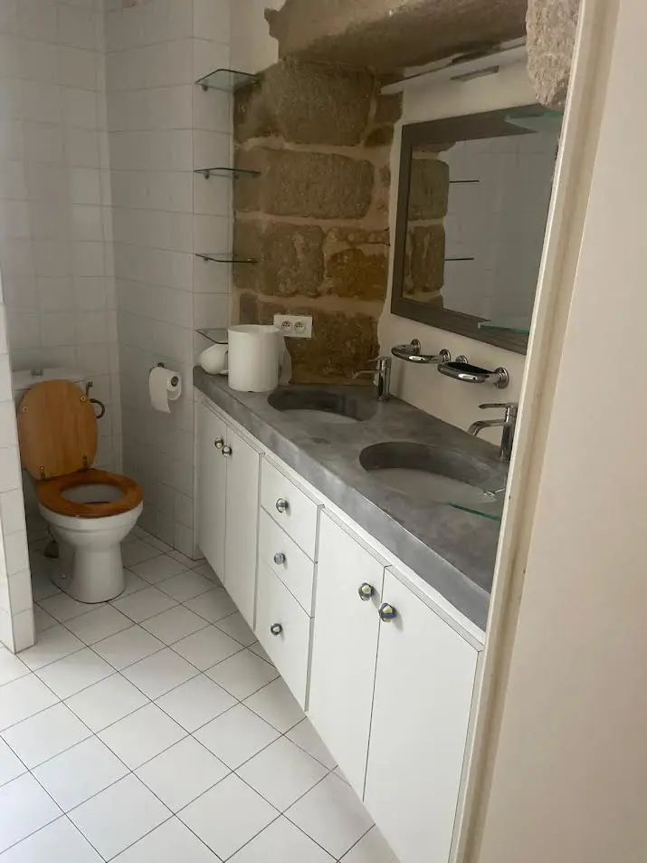 Espace lavabo refait à neuf dans le Var