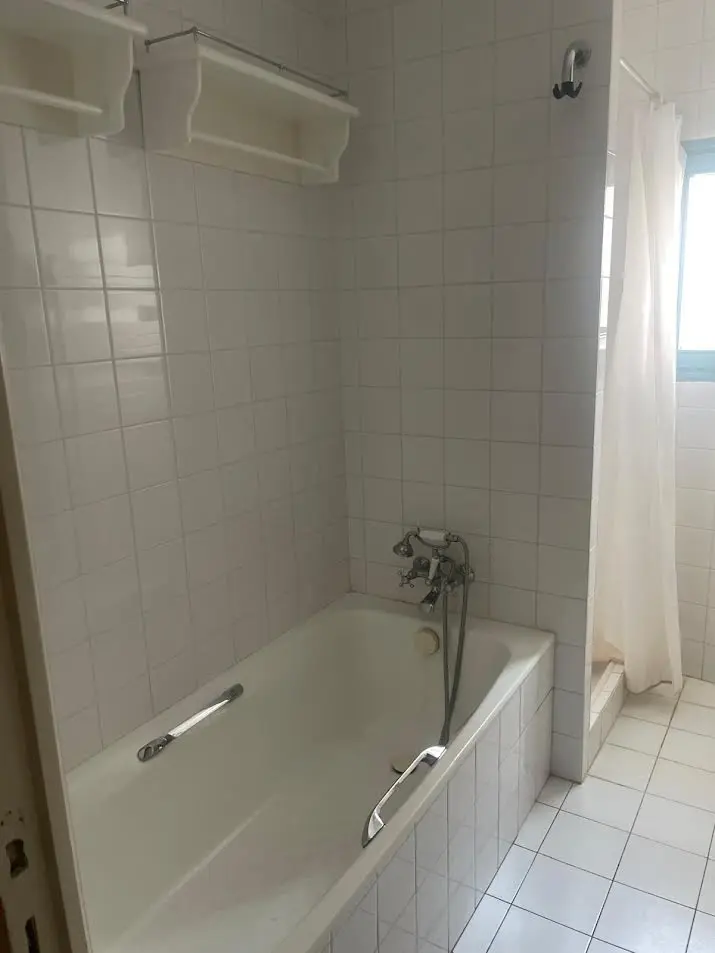 Salle de bain complète rénovée avec matériaux modernes