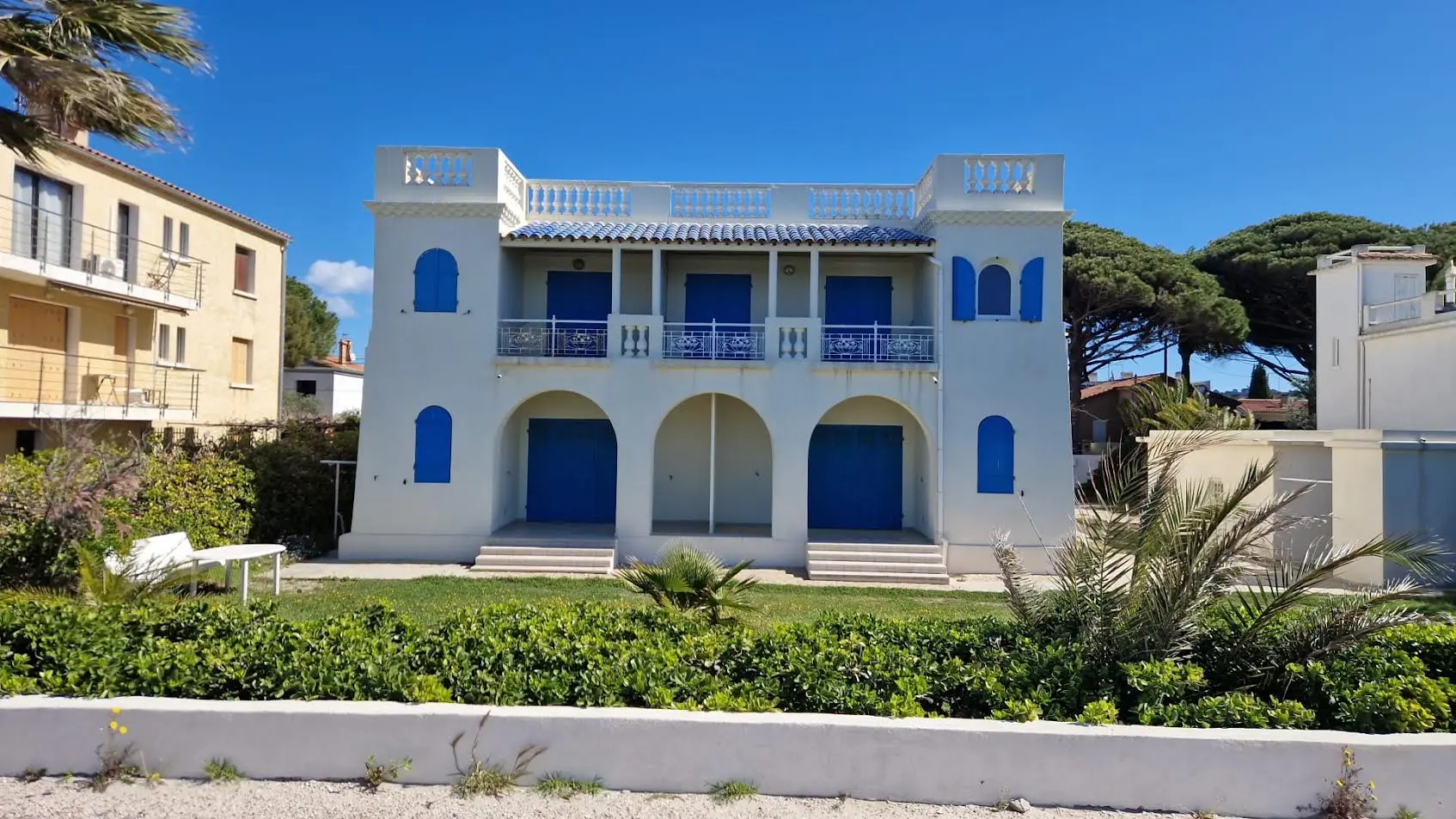 Rénovation de la façade bleu et blanc d'une villa en forme de château — Saint-Cyr-sur-Mer, Var