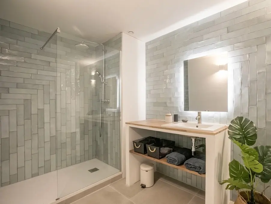 Rénovation complète d'une salle de bain moderne et élégante — Marseille, Bouches-du-Rhône