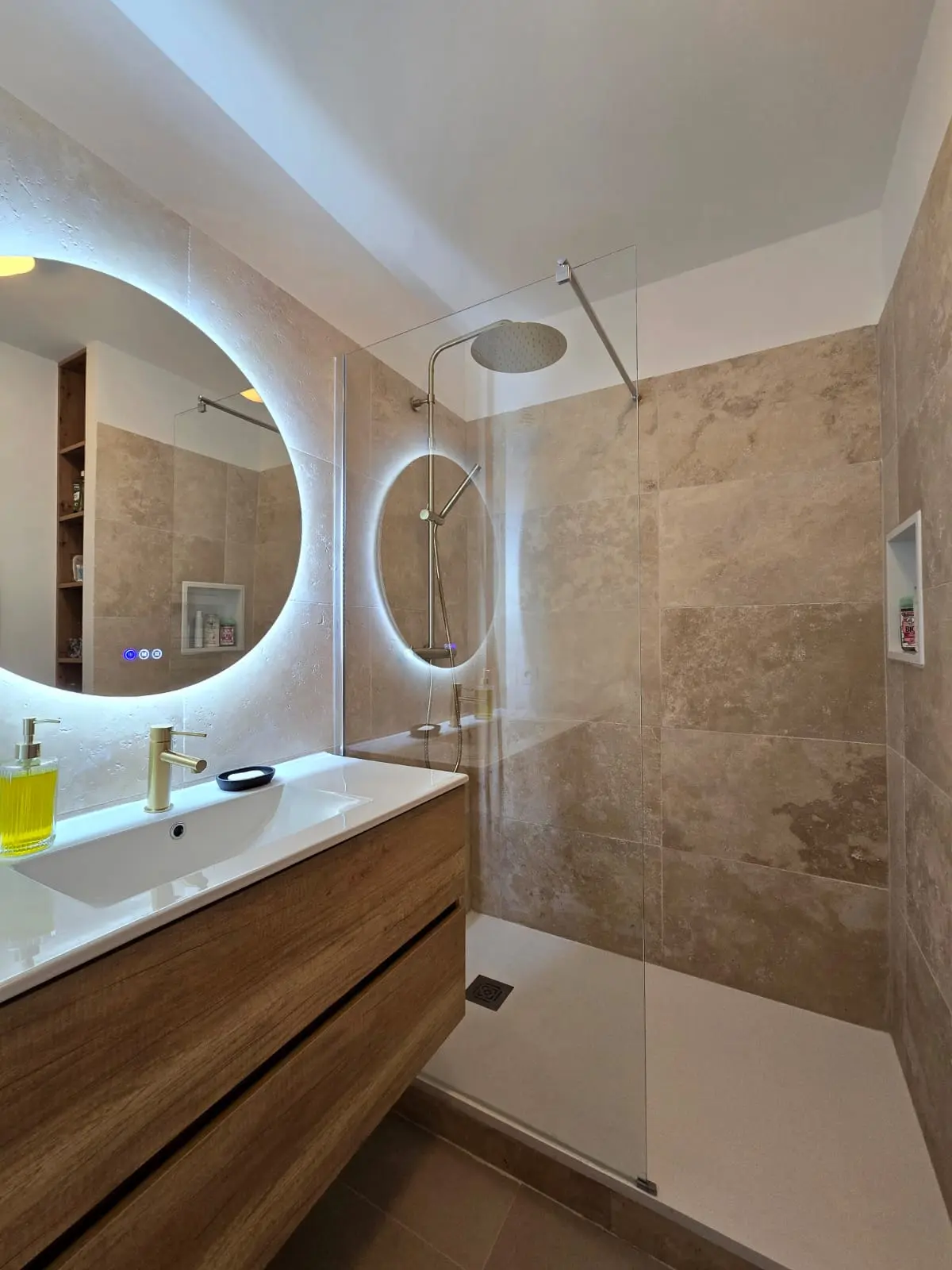 Rénovation de salle de bain moderne à Aix-en-Provence