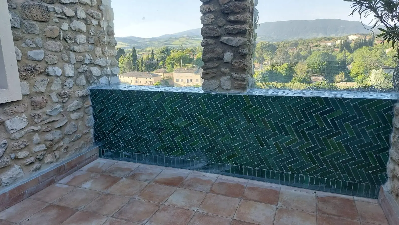 Rendu final de la terrasse tropézienne en Provence avec mosaïque